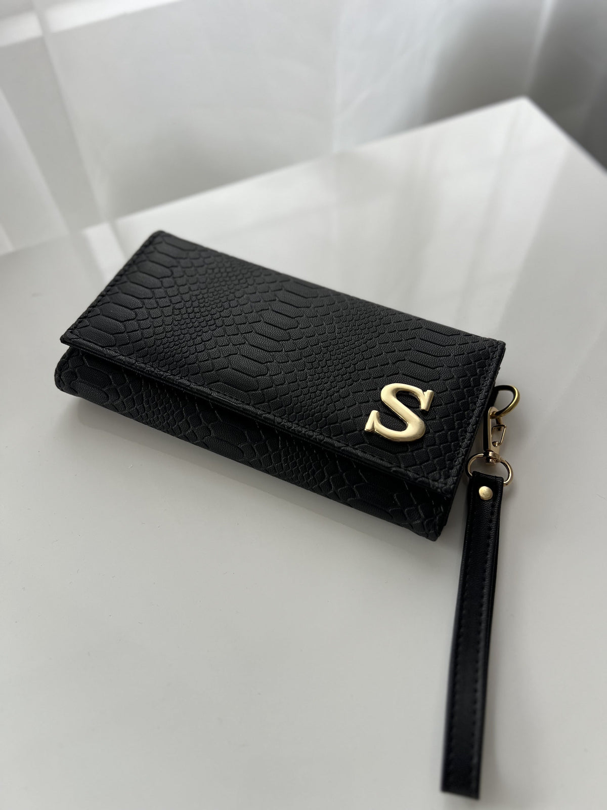 Cartera Muñequera en color negro de Hatha Bags