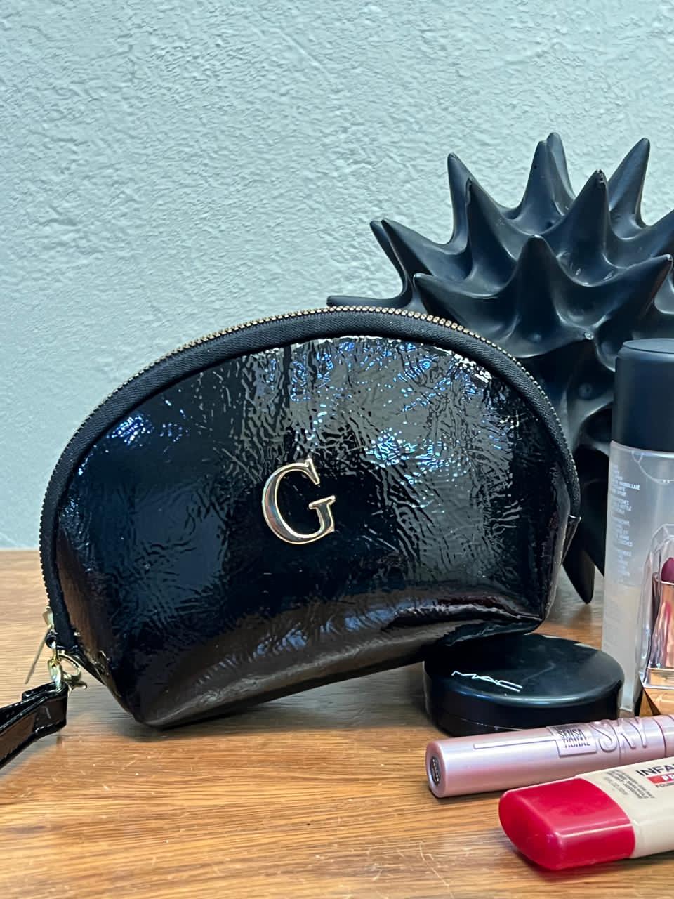 Cosmetiquera Clásica en color negro charol de Hatha Bags