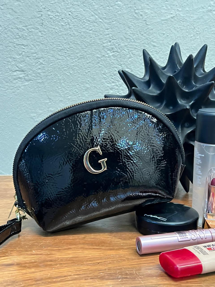 Cosmetiquera Clásica en color negro charol de Hatha Bags
